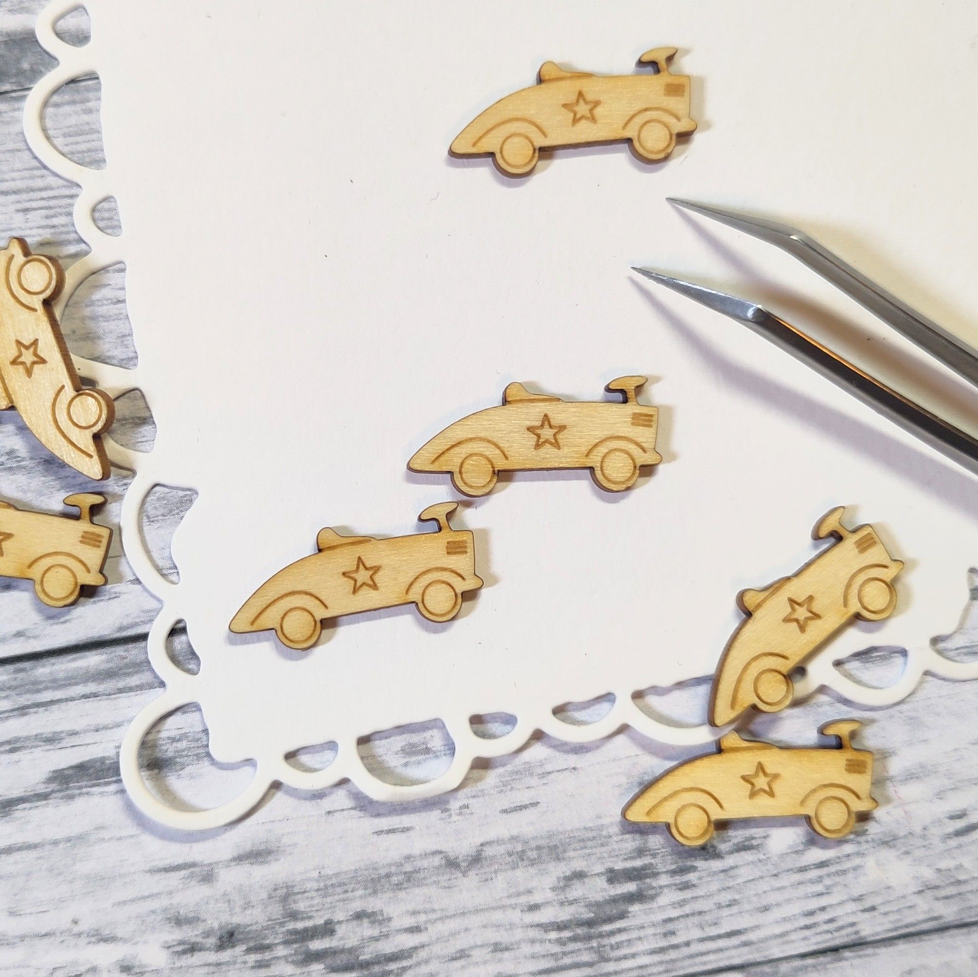 Träfigurer: Leksaksbil