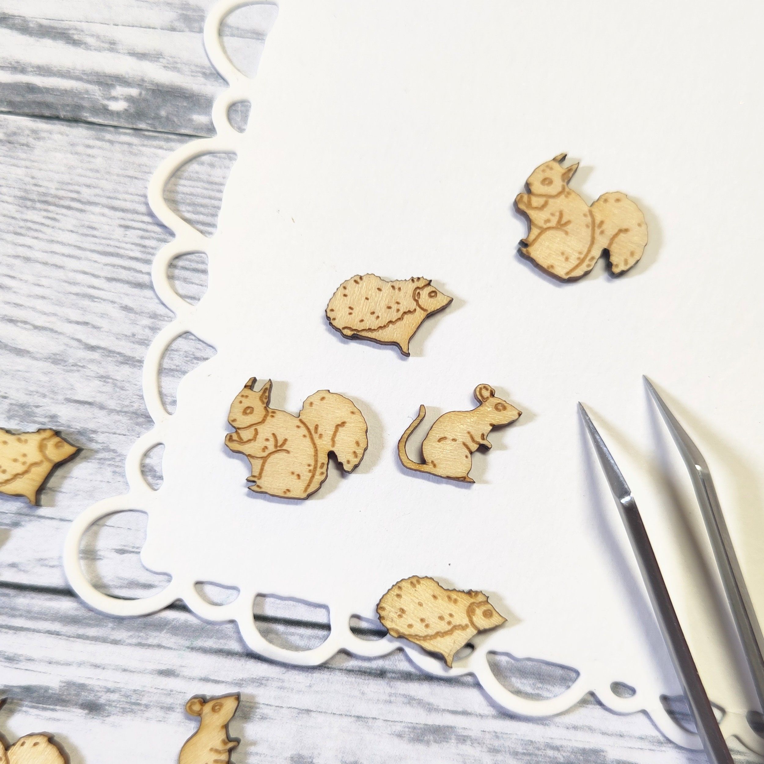 Träfigurer: Ekorre, råtta och igelkott